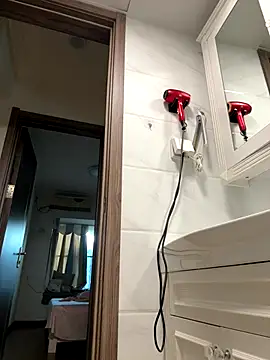 aa520uv online show from October 17, 8:50 am