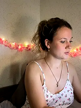 mollygirll online show from October 9, 4:00 pm