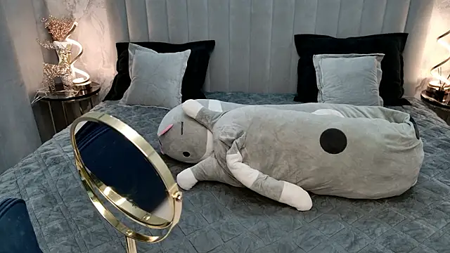 CarolineTenders online show from February 1, 1:59 am