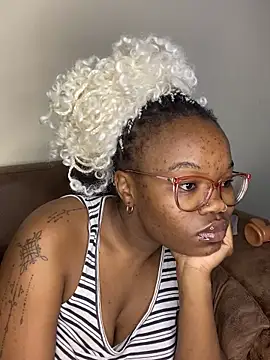 YummyMelanin117 online show from April 15, 1:39 am