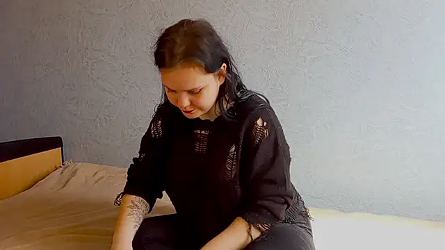 SweetPiggyx online show from April 9, 9:15 am