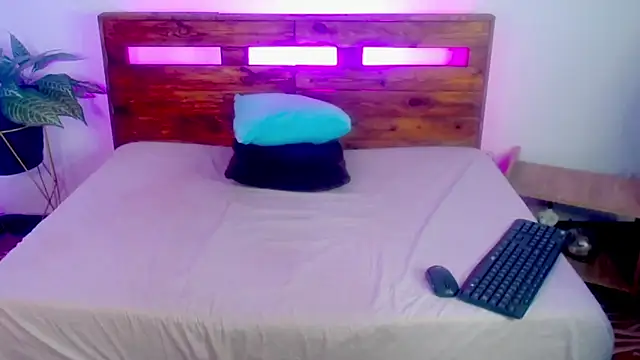 Yeseniaa25  online show from September 18, 6:28 pm