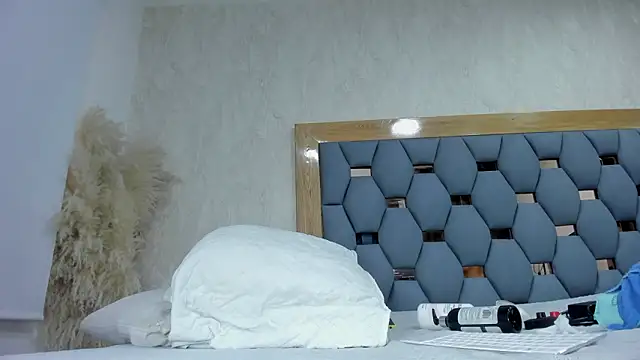 juliette pretty  online show from January 18, 8:05 pm