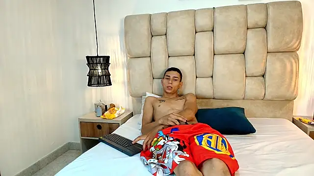 Zoelucas online show from December 4, 12:07 pm