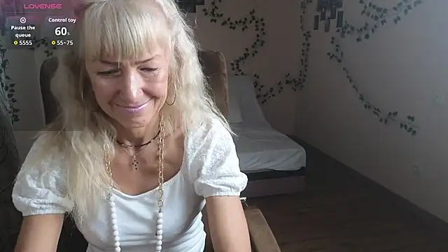 Laura Gol online show from October 24, 9:00 pm