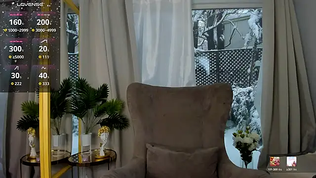 ParissHiltonX online show from February 18, 5:39 am