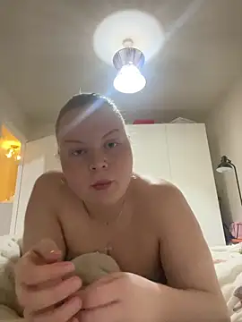 IslaMae online show from April 29, 9:20 pm