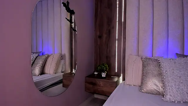 LucySalvatore  online show from October 15, 1:14 pm