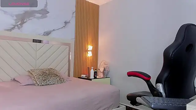 AURORAMARTIN2 online show from September 25, 7:55 pm