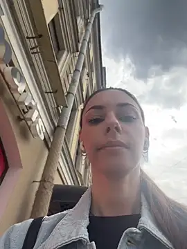 Amelie Crosby online show from June 4, 1:04 pm