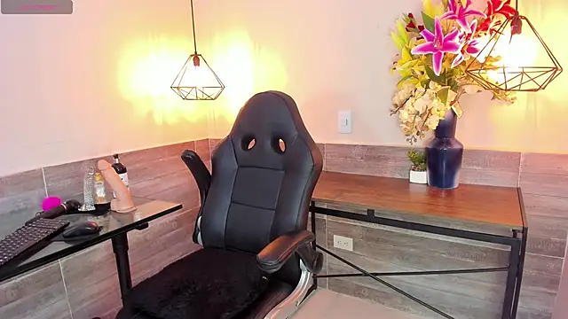 LussieWillow online show from September 29, 11:59 am