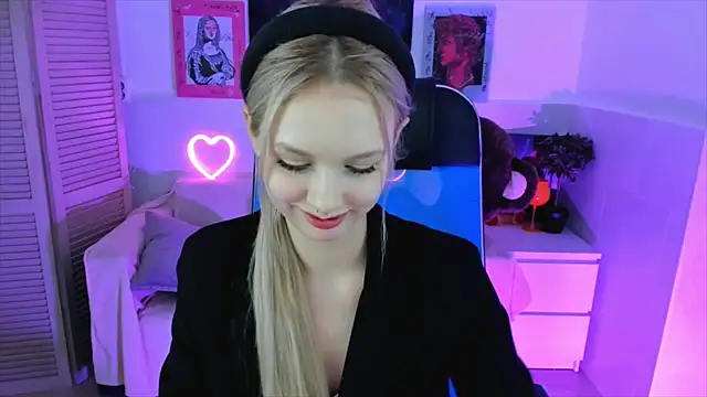 AvaDaviis online show from October 18, 2:09 pm