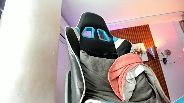 Evaa 18 online show from December 5, 6:31 pm