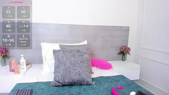 sunnyWhitee online show from September 30, 7:30 pm