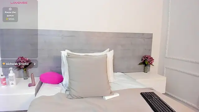 sunnyWhitee online show from September 9, 7:35 pm