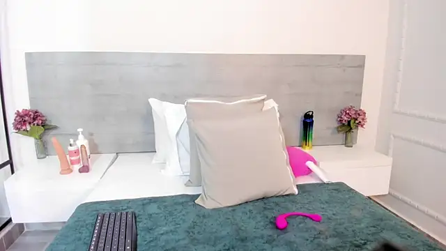 sunnyWhitee online show from September 15, 7:21 pm