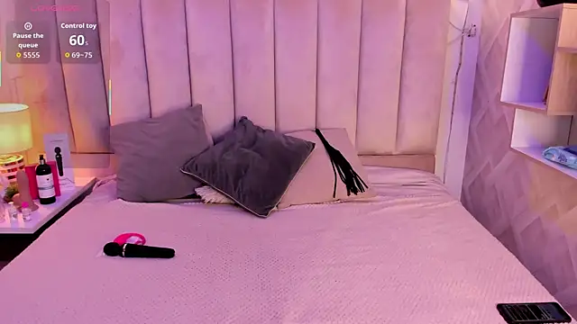 Clhoe Johnson online show from November 10, 1:28 pm