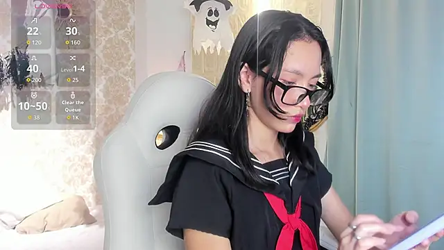 LilyThea online show from October 15, 8:55 pm