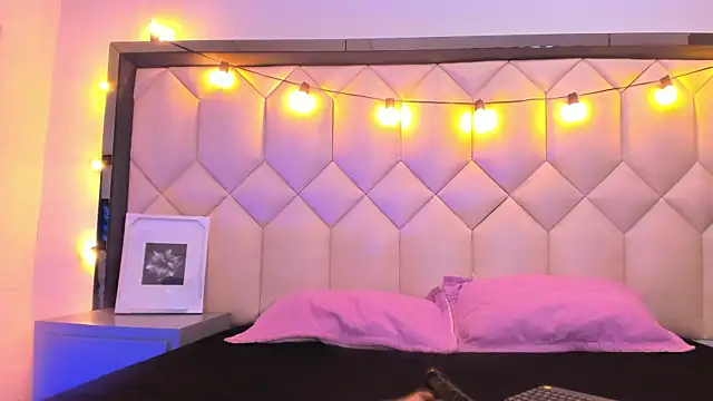 Scarletbigbug online show from January 18, 1:18 pm