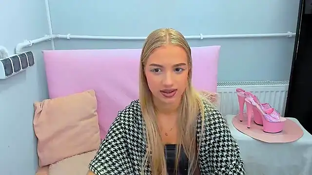 EvetteRose online show from September 17, 3:10 pm