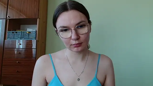 LooveELLYx online show from March 6, 7:25 am