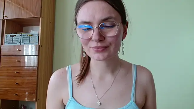 LooveELLYx online show from April 15, 1:55 pm