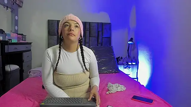 Esmeraldaa- online show from December 15, 4:40 am