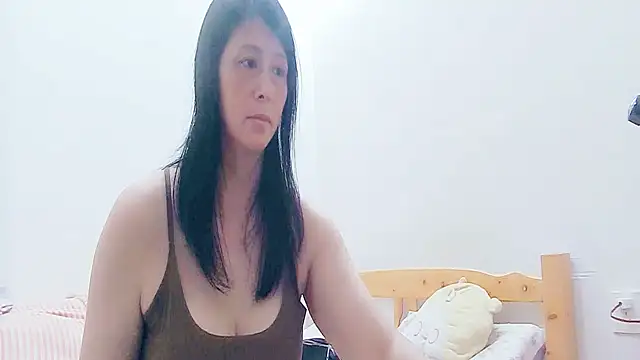 yueeraijj88 online show from June 1, 8:38 am