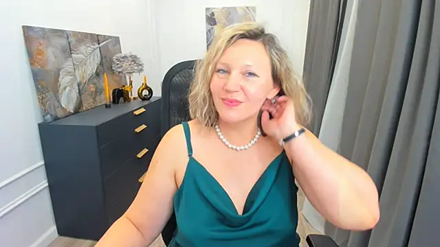 NinaStarle online show from April 11, 6:30 am