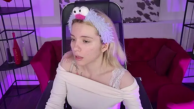 AuroraWrenfield online show from April 6, 4:57 am