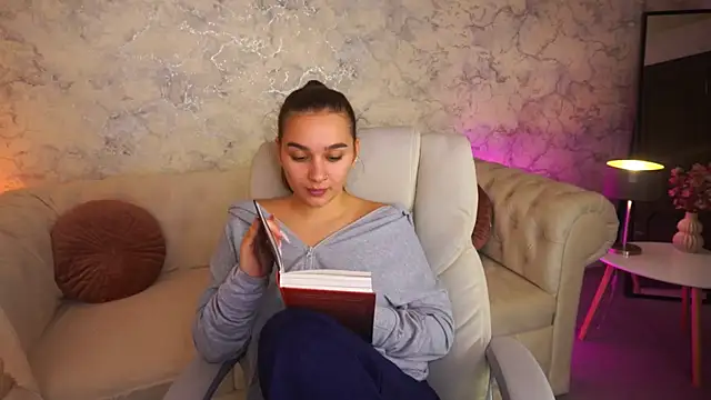 UrMuseOn online show from November 18, 8:15 am