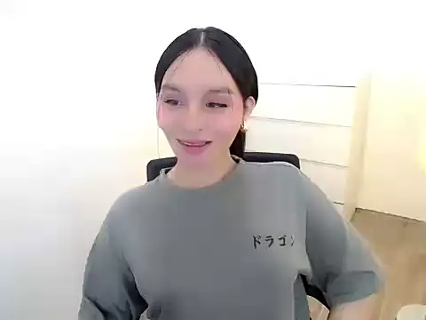 holly tabby online show from October 3, 7:30 pm