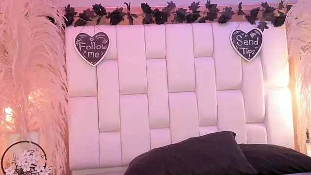 Daphne And Roger online show from April 13, 11:00 am