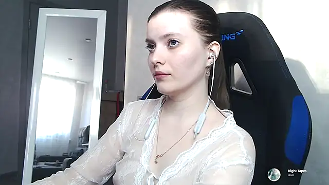 cute elfy  online show from September 26, 2:25 pm