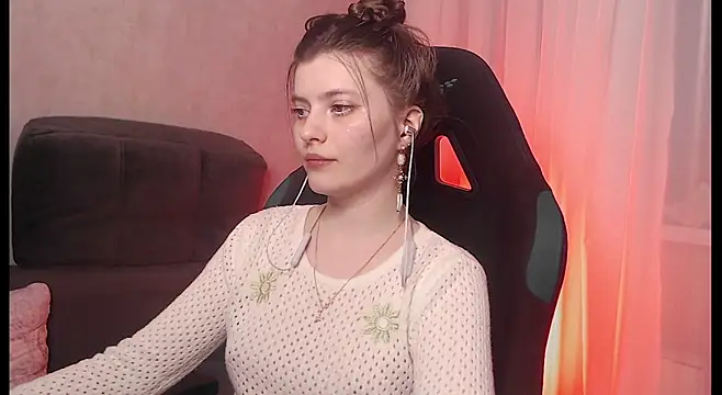 cute elfy  online show from December 15, 2:00 pm