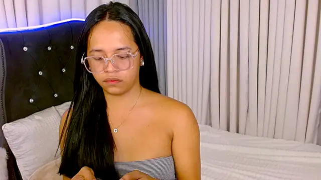 Lorainnelustts online show from October 7, 4:00 pm