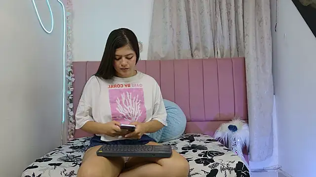 sukilove18 online show from September 19, 11:15 pm