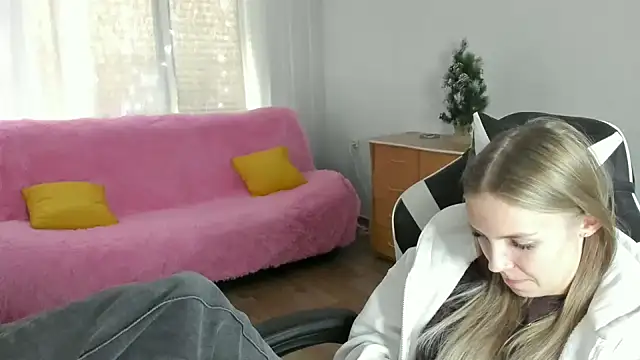 HitGyrl online show from February 8, 8:40 am