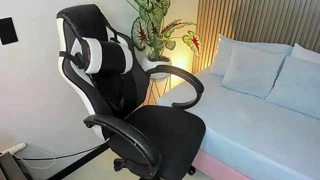 anagil  online show from October 3, 7:08 pm