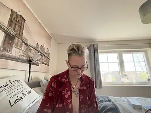 Curvy-Jinx online show from April 14, 7:41 am