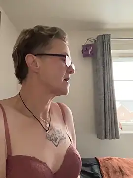 Curvy-Jinx online show from February 3, 9:03 am