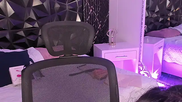 katierouge  online show from October 16, 6:49 am