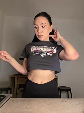 LauLaveau online show from November 19, 6:19 pm