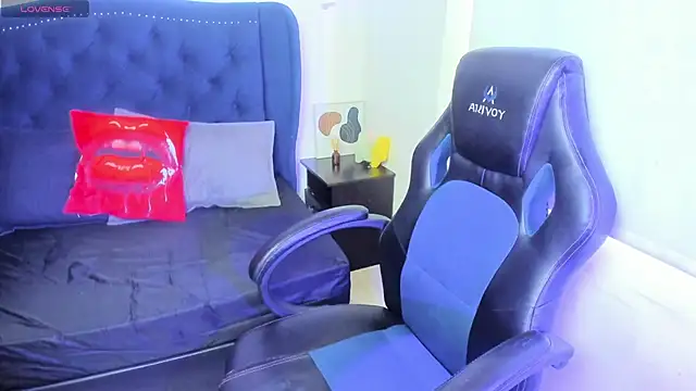 LucyPetit online show from November 21, 12:51 pm