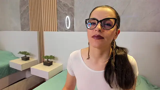 IsisNoir online show from September 13, 2:25 pm