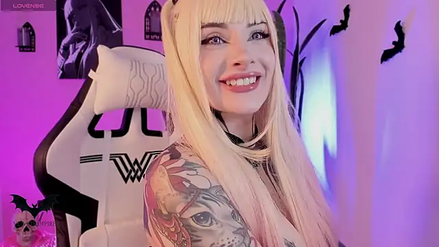 VelvetVampiree online show from April 16, 4:35 am