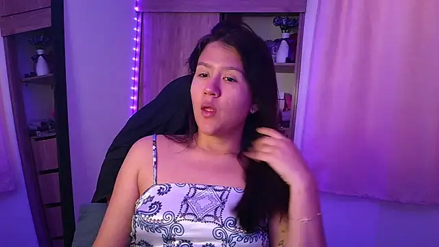 Oliviawatson1 online show from April 19, 12:05 pm