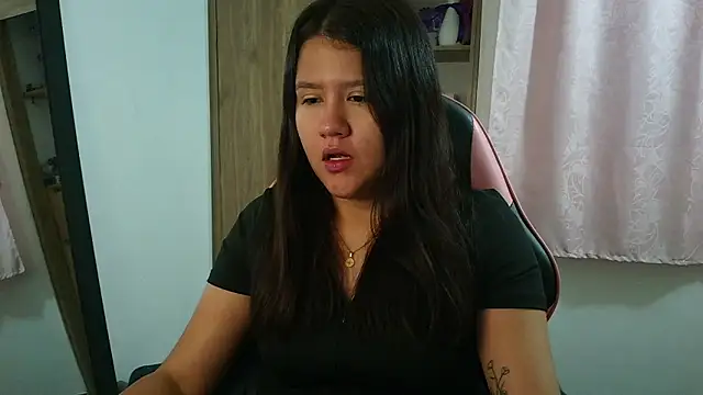 Oliviawatson1 online show from April 8, 12:29 pm