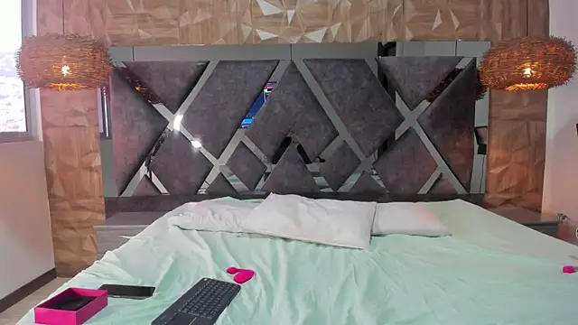 Selene  Lopez  online show from April 17, 8:22 pm