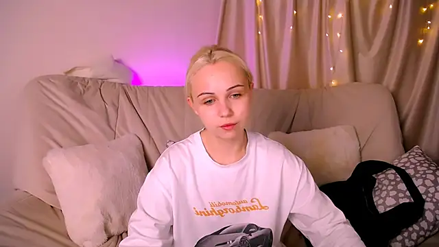 Charlotte Colinss online show from November 13, 4:06 pm